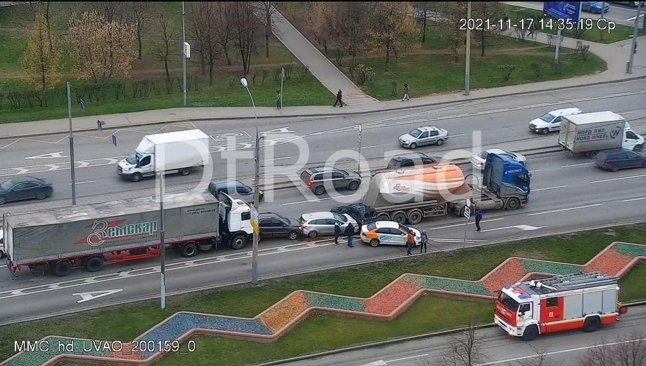 Пробку на улице Верхние Поля спровоцировала авария на Люблинской |  18.11.2021 | Москва - БезФормата