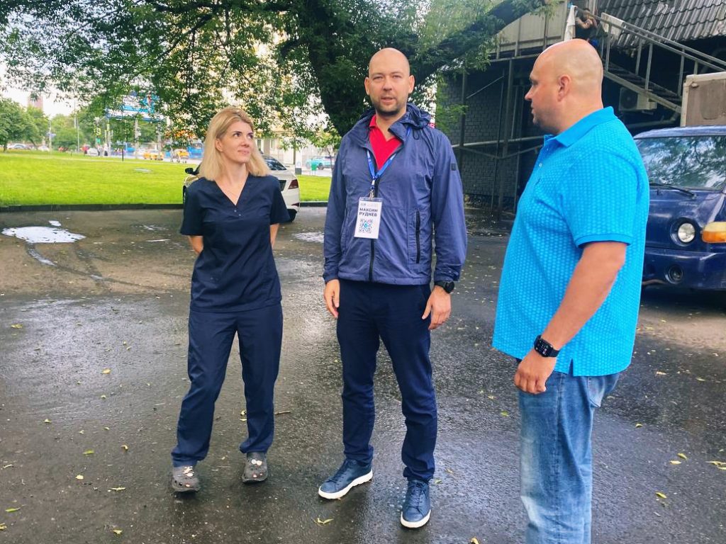 Максим Руднев взял под контроль решение вопроса запаркованности возле клиники в Люблино